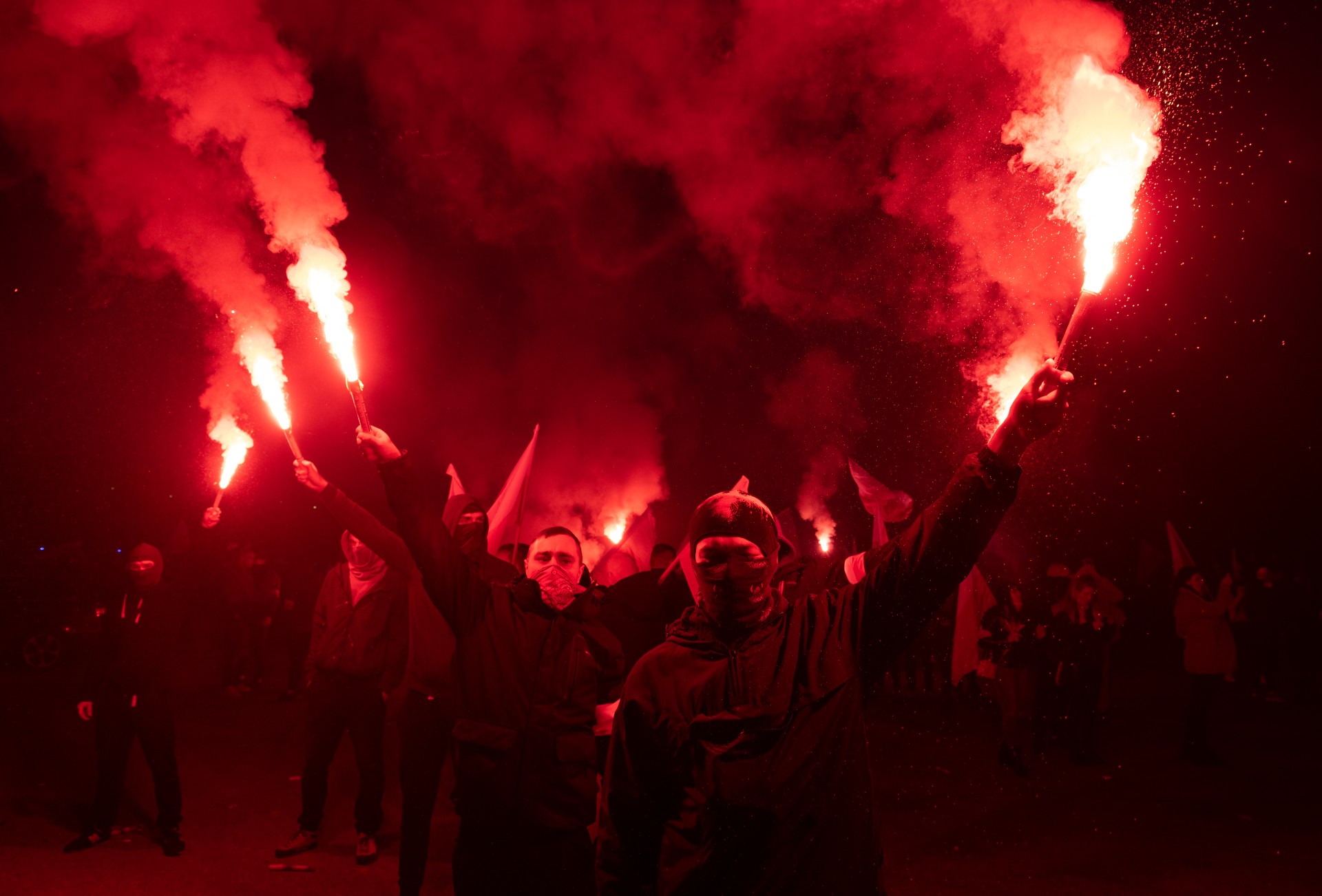 Pogłaskaj faszystę, zwal winę na demokratki – jak PiS tańcuje wokół Marszu Niepodległości
